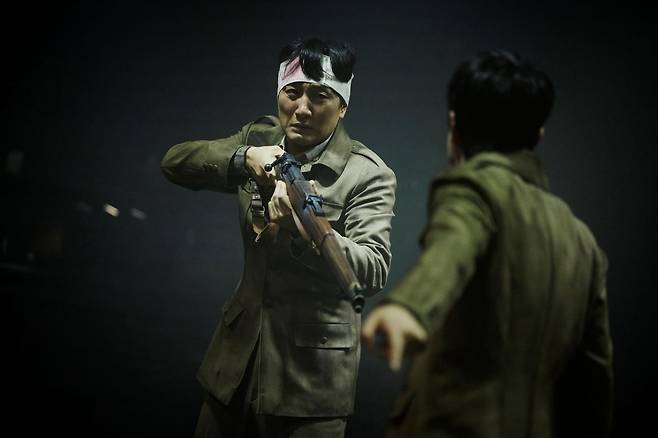 연극 ‘벙커 트릴로지’ 중 ‘모르가나’에서 솔저1 역의 이석준.      아이엠컬처 제공