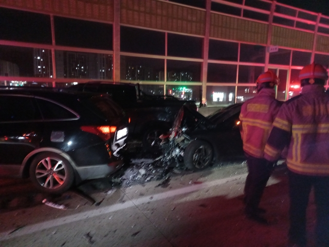 14일 오전 5시 53분쯤 경부고속도로 양산휴게소 인근에서 6중 추돌사고가 발생해 소방대원들이 사고 수습을 하고 있다. 경  [남소방본부 제공]