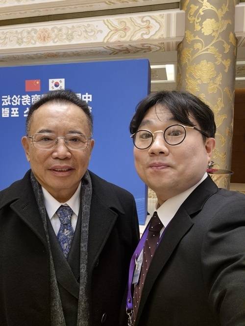 김상완 플라밍고 대표가 방중 경제사절단 일정 중 한중 비즈니스 포럼 자리에서 리동성 TCL과기그룹 회장과 기념촬영을 하고 있다. 사진=플라밍고