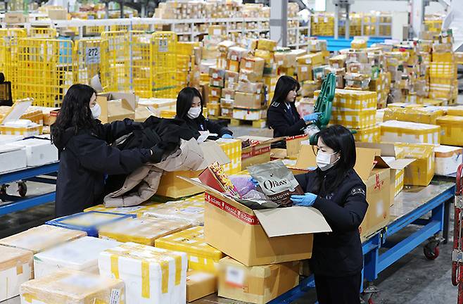 블랙프라이데이를 앞두고 인천시 중구 인천공항본부세관 특송물류센터에서 관계자들이 직구 물품을 살펴보고 있다.2025.11.20.(사진=저작권자(c) 연합뉴스, 무단 전재-재배포 금지)