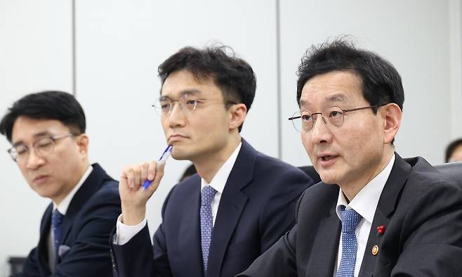 국무총리 산하 검찰개혁추진단 단장인 윤창렬 국무조정실장(오른쪽)이 12일 정부서울청사 창성별관에서 공소청 법안과 중대범죄수사청 법안 입법예고 기자간담회를 하고 있다. 총리실 제공