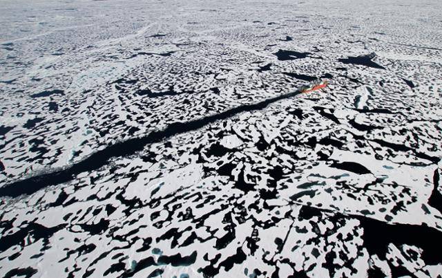 국내 유일의 쇄빙연구선 아라온호가 북극해를 항해하고 있다. 극지연구소 제공