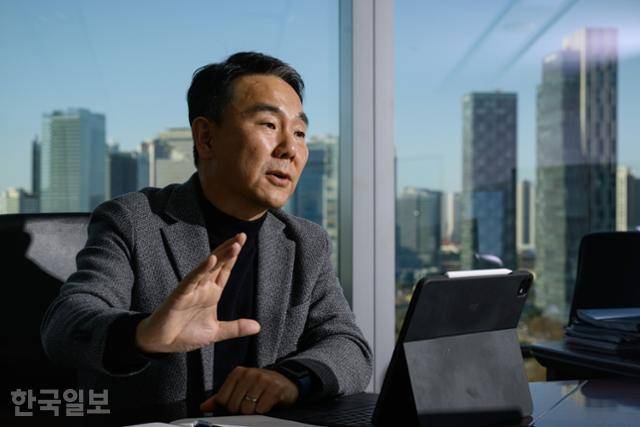 임선규 포스코인터내셔널 식량사업개발실 실장이 12월 8일 인천 연수구 포스코인터내셔널 송도 본사에서 한국일보와 인터뷰를 하고 있다. 송도=하상윤 기자
