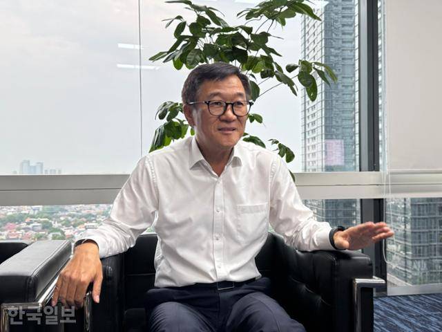 공병선 PT.BIA 법인장이 2025년 12월 11일 인도네시아 자카르타에 위치한 현지 법인 사무실에서 한국일보와 인터뷰 하고 있다. 자카르타=오지혜 기자