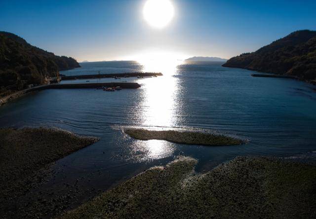 두포마을 포구 사이로 해가 지고 있다.