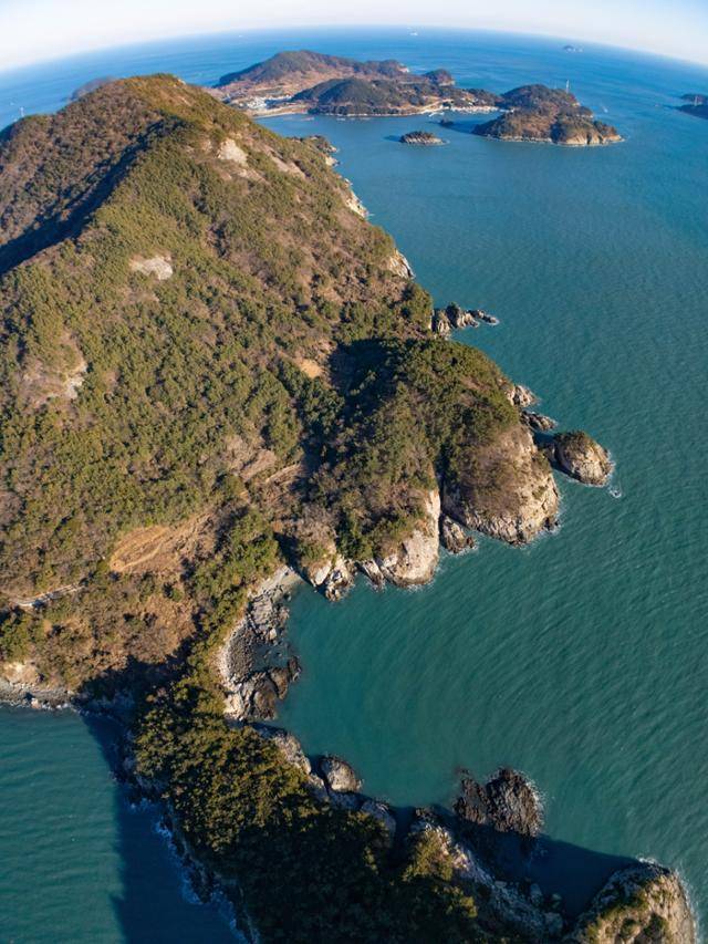 금오도 망산 뒤로 안도가 보인다.