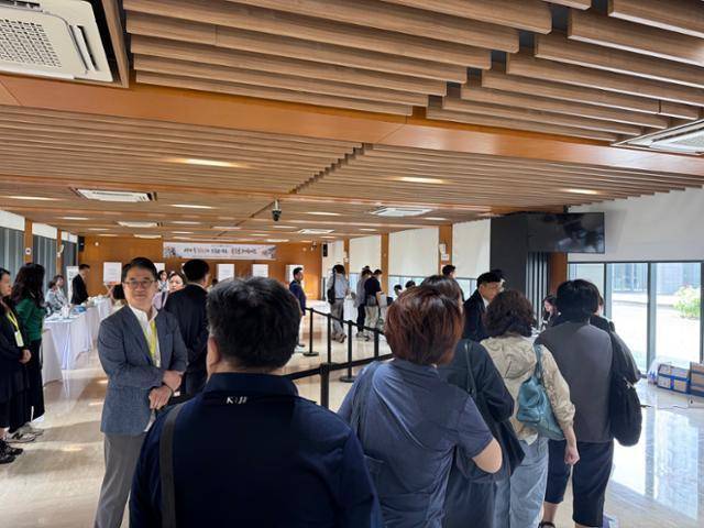 지난해 대선 당시 중국에 거주하는 교민들이 재외국민 투표에 참여하기 위해 베이징 주중한국대사관에서 줄을 서고 있다. 베이징=이혜미 특파원