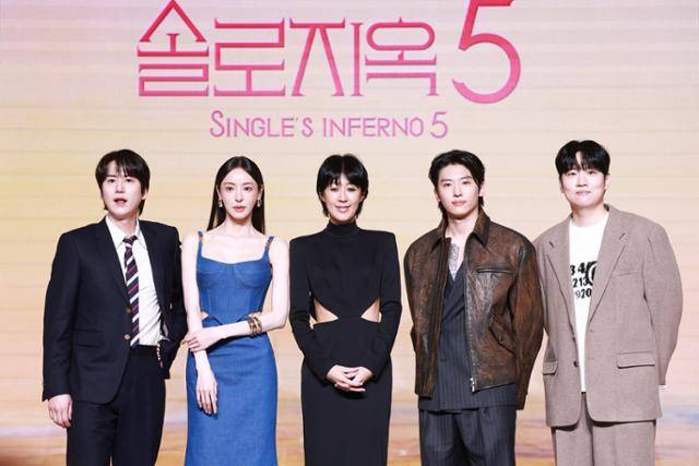 14일 서울 마포구 호텔 나루 서울 엠갤러리에서 열린 넷플릭스 연애 예능프로그램 '솔로지옥' 시즌5 제작발표회에서 출연진들이 포즈를 취하고 있다. 왼쪽부터 규현, 이다희, 홍진경, 덱스, 한해. 연합뉴스