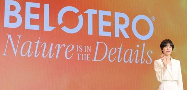 배우 송혜교가 14일 서울 강남구 웨스틴 서울 파르나스에서 열린 멀츠 에스테틱스의 히알루론산 필러 ‘벨로테로’ 신규 캠페인 공개 행사에 참석했다./사진=뉴스1