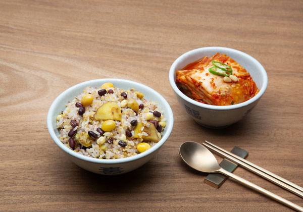 밥을 먹을 때 콩, 채소, 두부 등을 곁들여 섭취하면 영양 균형이 맞고 포만감 있는 식사가 가능하다./사진=클립아트코리아