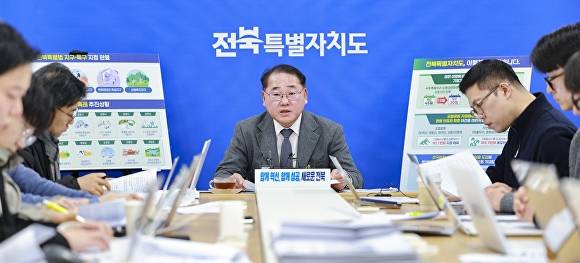 김종훈 경제부지사가 전북자치도 출범 2주년 관련 언론 브리핑을 하고 있다. [사진=전북자치도 ]