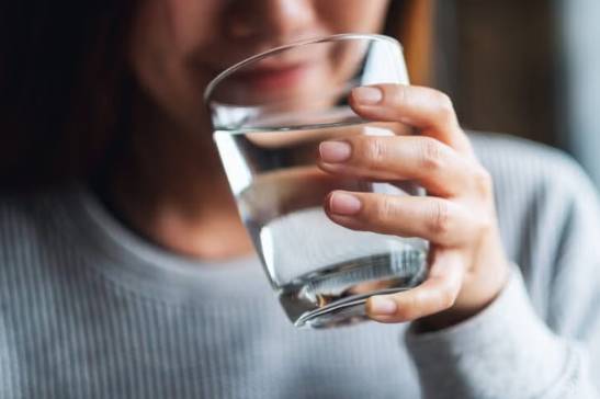 사진은 물 마시는 모습. [사진=nutritionsource]