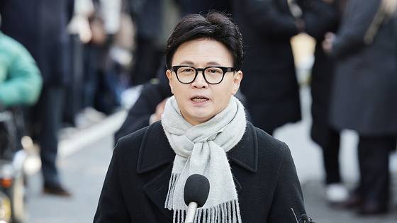 한동훈 전 국민의힘 대표가 지난해 12월 3일 서울 여의도 국회도서관 인근 쪽문에서 비상계엄 1주년 기자회견을 하고 있다. 뉴스1