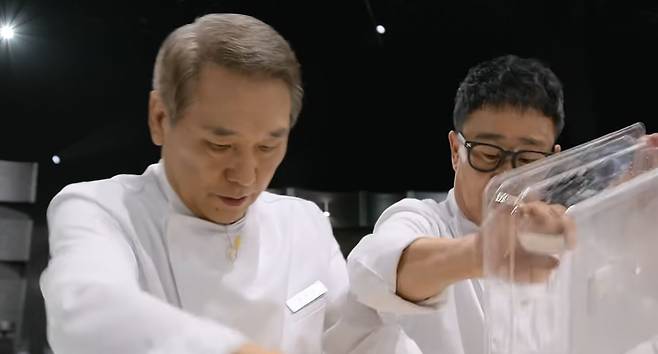 백수저 후덕죽 셰프가 임성근 셰프의 요청을 받아 참외를 소스에 버무리고 있다. [사진 넷플릭스]