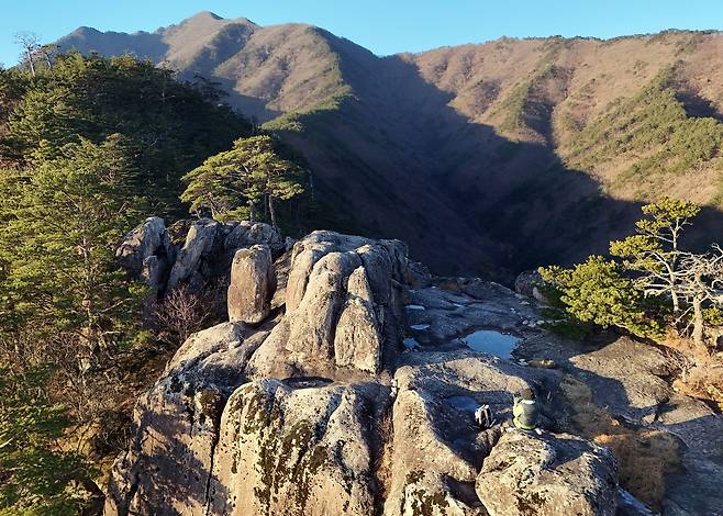 쉰움산 정상의 오십정. 거대한 암반에 홈이 파여 비가 오면 물이 고인다. 예로부터 산신에게 제사를 지내던 신성한 장소다.