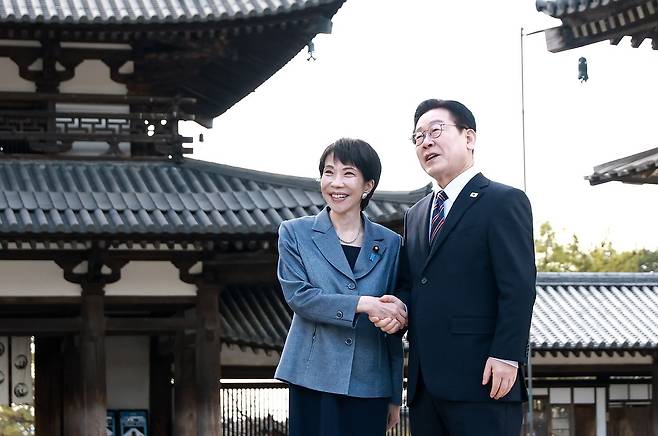 이재명 대통령과 다카이치 사나에 일본 총리가 14일 일본 나라현 사찰 호류지를 방문해 기념 사진을 촬영하고 있다. 전민규 기자