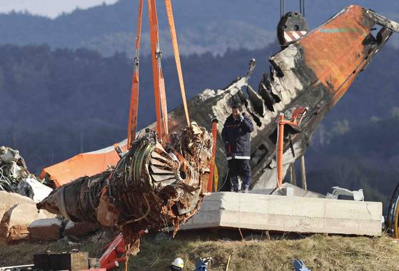 지난해 1월 4일 전남 무안군 무안국제공항 제주항공 여객기 참사 현장에서 수색대원들이 엔진인양 작업을 하고 있다. 뉴시스