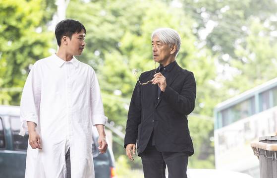 영화음악 감독 사카모토 류이치(오른쪽)와 정재일 음악감독이 지난 2018년 21일 퇴계로 갤러리 '피크닉'에서 대담을 하고 있다. 정 감독은 평소 존경하는 작곡가로 사카모토 류이치를 꼽아왔다. 중앙포토