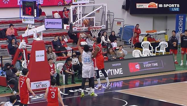 ▲ 존 이그부누가 볼을 쳐낸 직후 경기 시간은 2분 44초였다. 