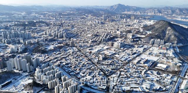 ▲ 강원 영서 지역에 많은 눈이 내린 13일 춘천 시가지가 눈에 덮혀 아름다운 설경을 뽐내고 있다. 방도겸 기자