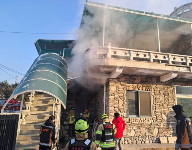 ▲ 14일 오전 8시 7분쯤 홍천군 남면 시동리의 단독주택에서 불이 나 소방당국이 진화했다. 강원소방본부 제공