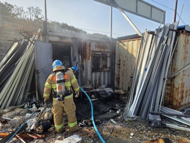 ▲ 14일 오후 1시 53분쯤 양양군 현북면 하광정리의 컨테이너 창고에서 불이 나 소방당국이 진화했다. 강원소방본부 제공