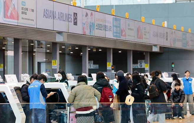 아시아나항공이 인천국제공항 제2여객터미널(T2) 운항을 개시한 14일 오전 인천국제공항 제2터미널에서 여행객들이 탑승 수속을 하고 있다. 2026.01.14 최혁 기자