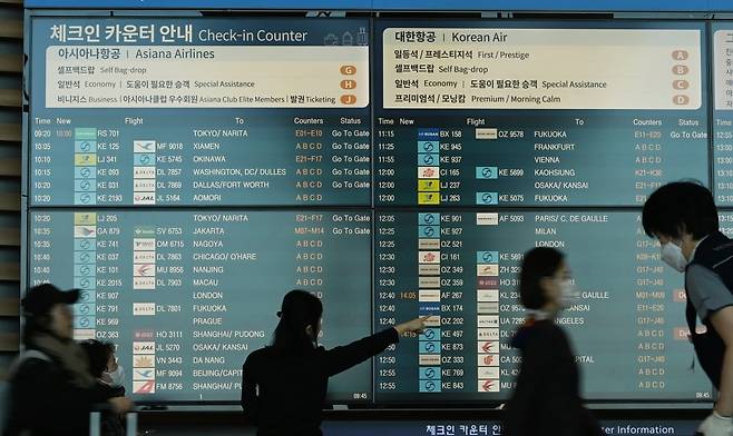 대한항공과 통합한 아시아나항공이 25년 만에 제2여객터미널로 이전한 14일 오전 인천국제공항 제2터미널 전광판 앞으로 여행객들이 지나가고 있다.2026.01.14 최혁 기자