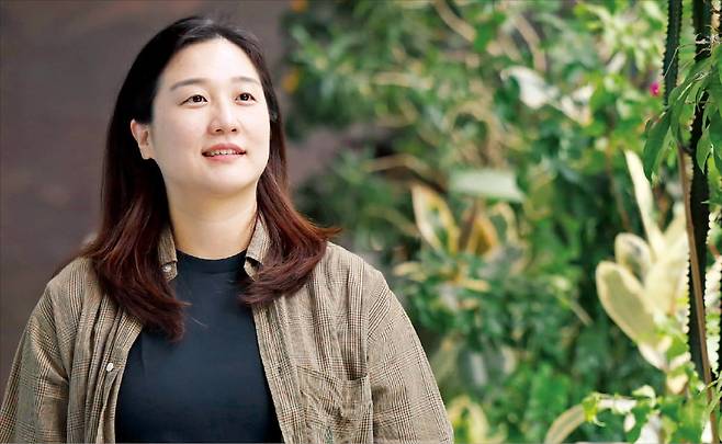 제1회 아르떼 문학상 수상자 정덕시 작가. 한경DB
