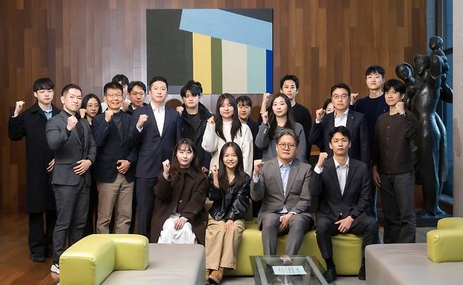 황승택 센터장(앞줄 왼쪽 셋째)과 최정욱 기업분석실장(두번째줄 일곱 번째), 하나증권 애널리스트 및 팀원들. 사진=이승재 기자