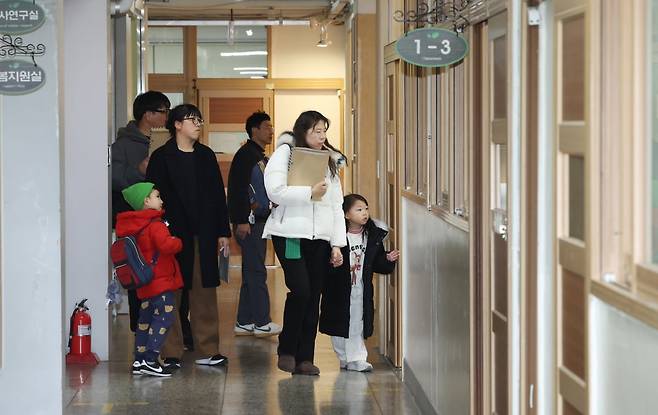 6일 서울 강서구 우장초등학교에서 열린 신입생 예비소집에서 입학을 앞둔 어린이와 학부모가 교실을 살펴보고 있다. /한국경제신문