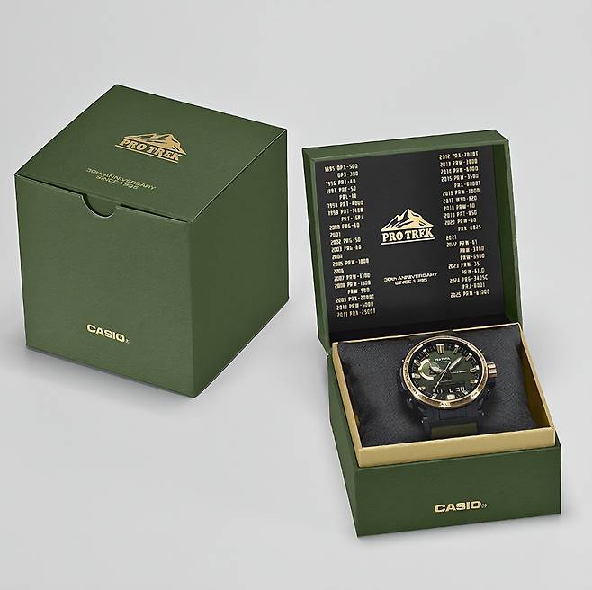 다카이치 사나에 일본 총리는 14일 이재명 대통령에게 태양광 충전, 방위 측정 기능이 더해진 카시오 손목시계를 선물했다. 청와대 제공