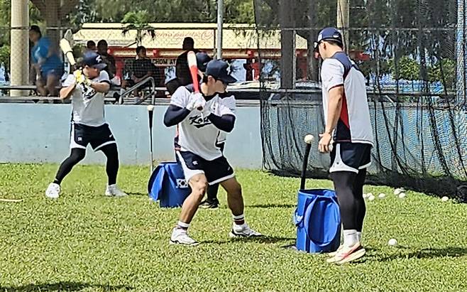 동갑내기 나란히 방망이 ‘펑펑’ 야구 국가대표팀 김도영(가운데)과 안현민(왼쪽)이 지난 12일 사이판 올레아이 구장에서 타격 훈련을 하고 있다. 작은 사진은 훈련을 마친 뒤 사이좋게 기념 촬영한 김도영(왼쪽)과 문동주. 사이판 | 심진용  기자
