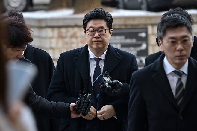 MBK Partners founder and Chair Michael Byung-ju Kim arrives at the Seoul Central District Court in southern Seoul on Tuesday to attend a hearing on the request of an arrest warrant. (Joint Press Corps.)