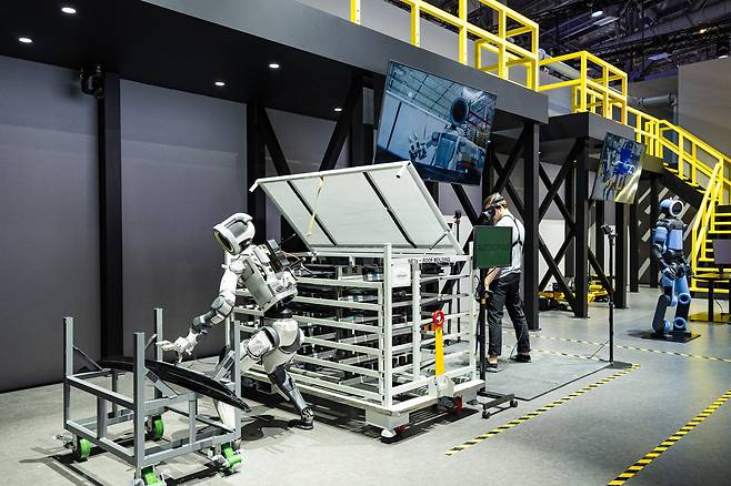Atlas humanoid robot arranges parts at Hyundai Motor's booth at the CES 2026 in Las Vegas [HYUNDAI MOTOR]