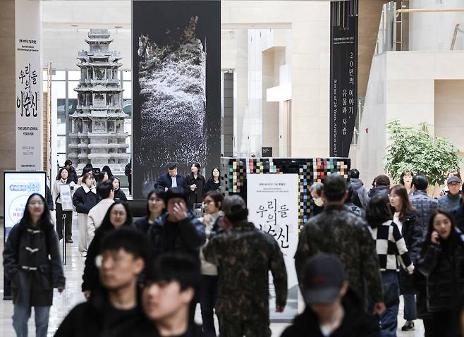 Visitors crowd the National Museum of Korea in Yongsan District, central Seoul, on Dec. 11, 2025, after the museum surpassed six million visitors in a single year for the first time. [KIM KYUNG-ROK]