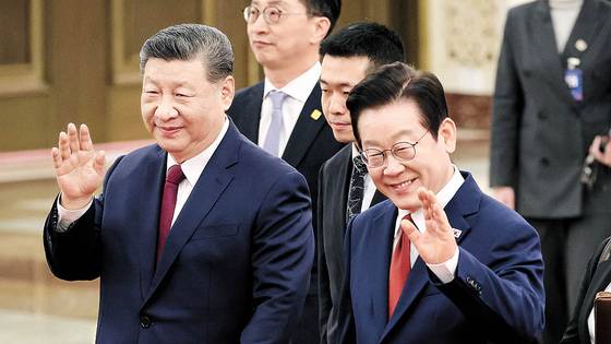 Korean President Lee Jae Myung, right, and Chinese President Xi Jinping take part in an official welcoming ceremony at the Great Hall of the People in Beijing before their bilateral summit on Jan. 5. [JOINT PRESS CORPS]