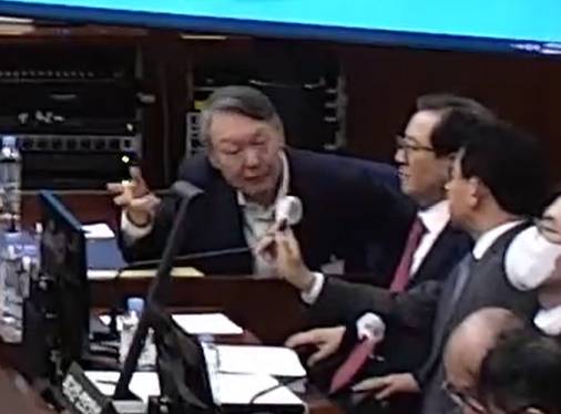 Former President Yoon Suk Yeol speaks with his attorney Yun Gap-geun during a sentencing hearing for charges of leading an insurrection at the Seoul Central District Court in southern Seoul on Jan. 13. [SEOUL CENTRAL DISTRICT COURT]