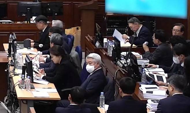 Former President Yoon Suk Yeol, right top, reviews documents as he takes his seat at the Seoul Central District Court in Seocho District, southern Seoul, on Jan. 13, ahead of the second sentencing hearing on charges of leading an insurrection. [SEOUL CENTRAL DISTRICT COURT]