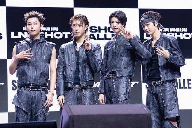 Boy band LNGSHOT poses for photos during its debut showcase held at Myunghwa Live Hall in western Seoul on Jan. 13. [DANIELA GONZALEZ PEREZ]