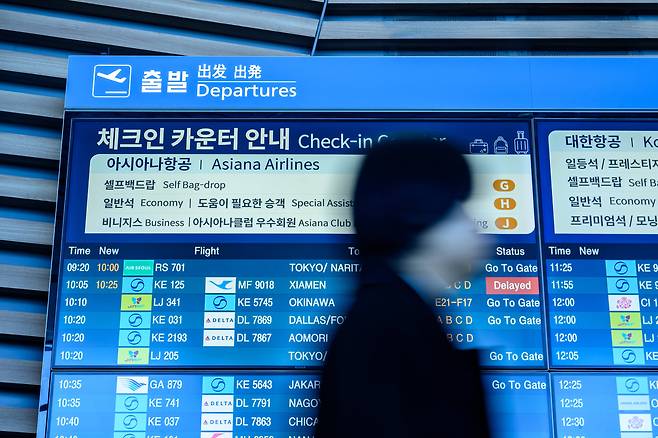 Information on Asiana check-in counters is seen on an electronic board at Incheon International Airport Terminal 2 on Jan. 14, as Asiana Airlines completed its move to Terminal 2 that same day. [JOINT PRESS CORPS]
