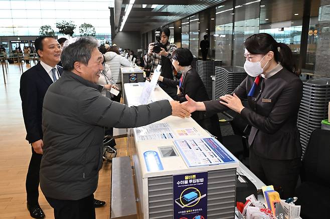 CEO and President of Incheon International Airport Corporation Lee Hag-jae, second from left, shakes hands with an Asiana Airlines staff member during a visit to Incheon International Airport Terminal 2 on Jan. 14. [KIM KYOUNG-ROK]