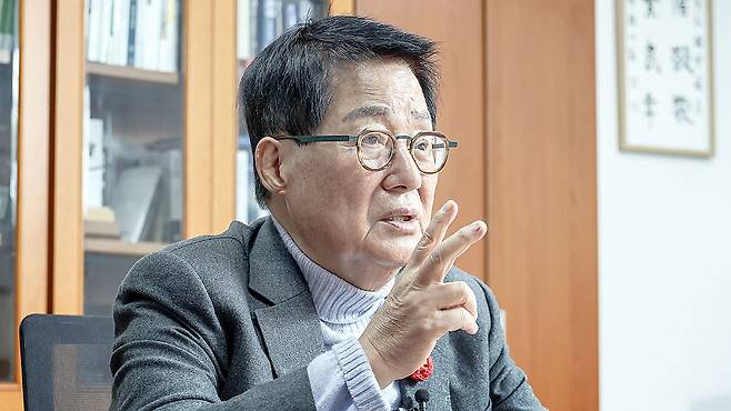Rep. Park Jie-won of the Democratic Party speaks during an interview with the JoongAng Ilbo at the National Assembly in western Seoul on Dec. 9, 2025. [KIM SEONG-RYONG]
