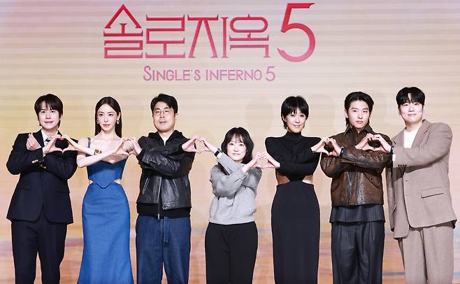 The hosts and producers of ″Single's Inferno″ (2021-) season five pose for photos during the show's press conference held in Mapo District, western Seoul, on Jan. 14. From left are Super Junior's Kyuhyun, Lee Da-hee, producers Kim Jae-won and Park Su-ji, Hong Jin-kyung, Dex and Hanhae. [YONHAP]
