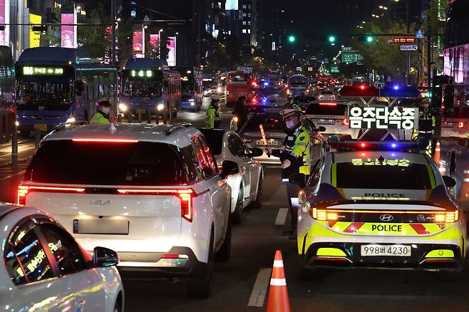 Police conduct a sobriety check near Gangnam Station Intersection in southern Seoul on Nov. 7, 2025. [YONHAP]