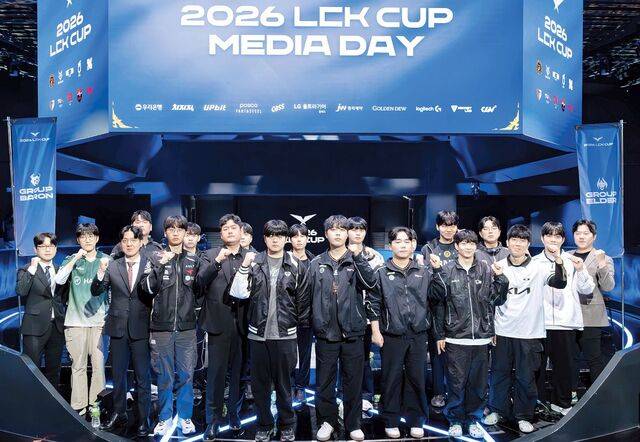지난 7일 서울 종로구 LCK 아레나에서 열린 2026 LCK컵 미디어데이에서 10개 팀의 대표 선수와 감독들이 대회에 임하는 포부를 밝힌 뒤 함께 포즈를 취했다. 라이엇 게임즈 제공