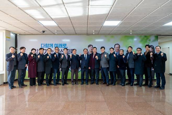 박상철 부기총 대표회장과 48회기 신임 임원진은 13일 부산교육청을 방문해 김석준 교육감을 만났다. 면담을 마친 뒤 김석준(왼쪽 아홉 번째) 교육감이 박상철(오른쪽 여덟 번째) 대표회장과 임원진들과 함께 기념촬영을 하고 있다.