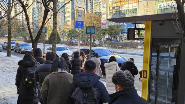 버스 기다리는 시민들. 연합뉴스