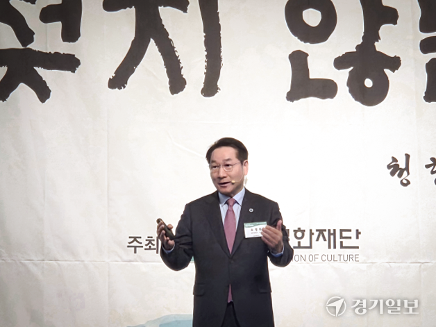 유정복 인천시장이 14일 쉐라톤그랜드 인천 호텔에서 열린 2026년 새해 첫 ‘제463회 새얼아침대화’에서 강연을 하고 있다. 박귀빈기자