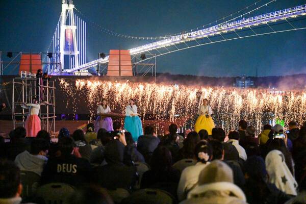 남한강변 여주도자기축제 행사장에서 열린 본두리 낙화놀이 모습. 여주시 제공